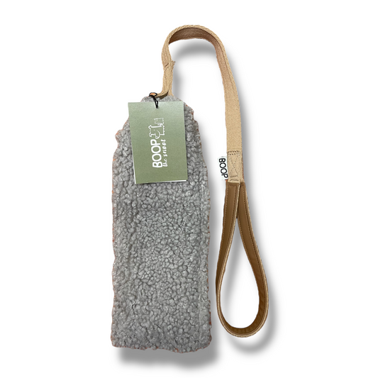 Gioco per cani tira e molla in pelliccia sintetica.