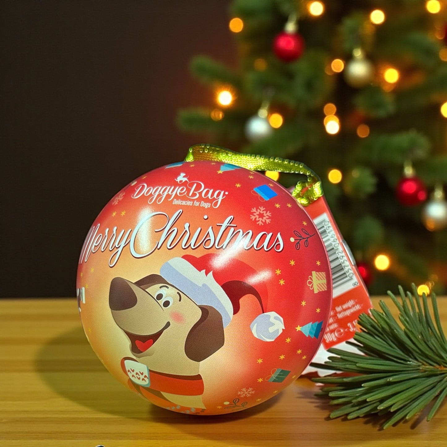 palla di natale in latta con snack morbidi per cani