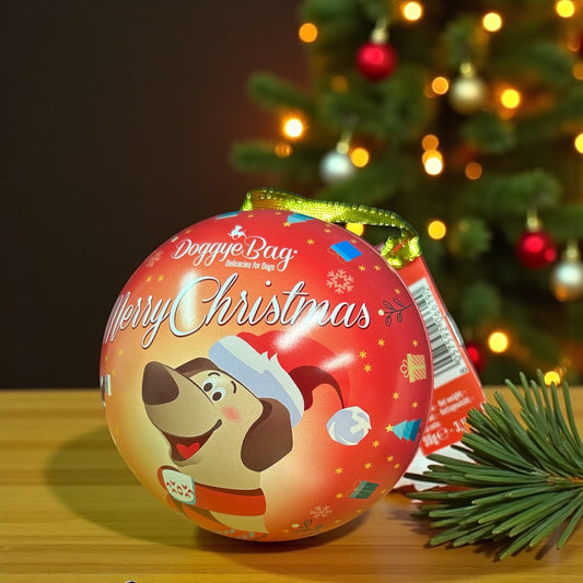 palla di natale in latta con snack morbidi per cani