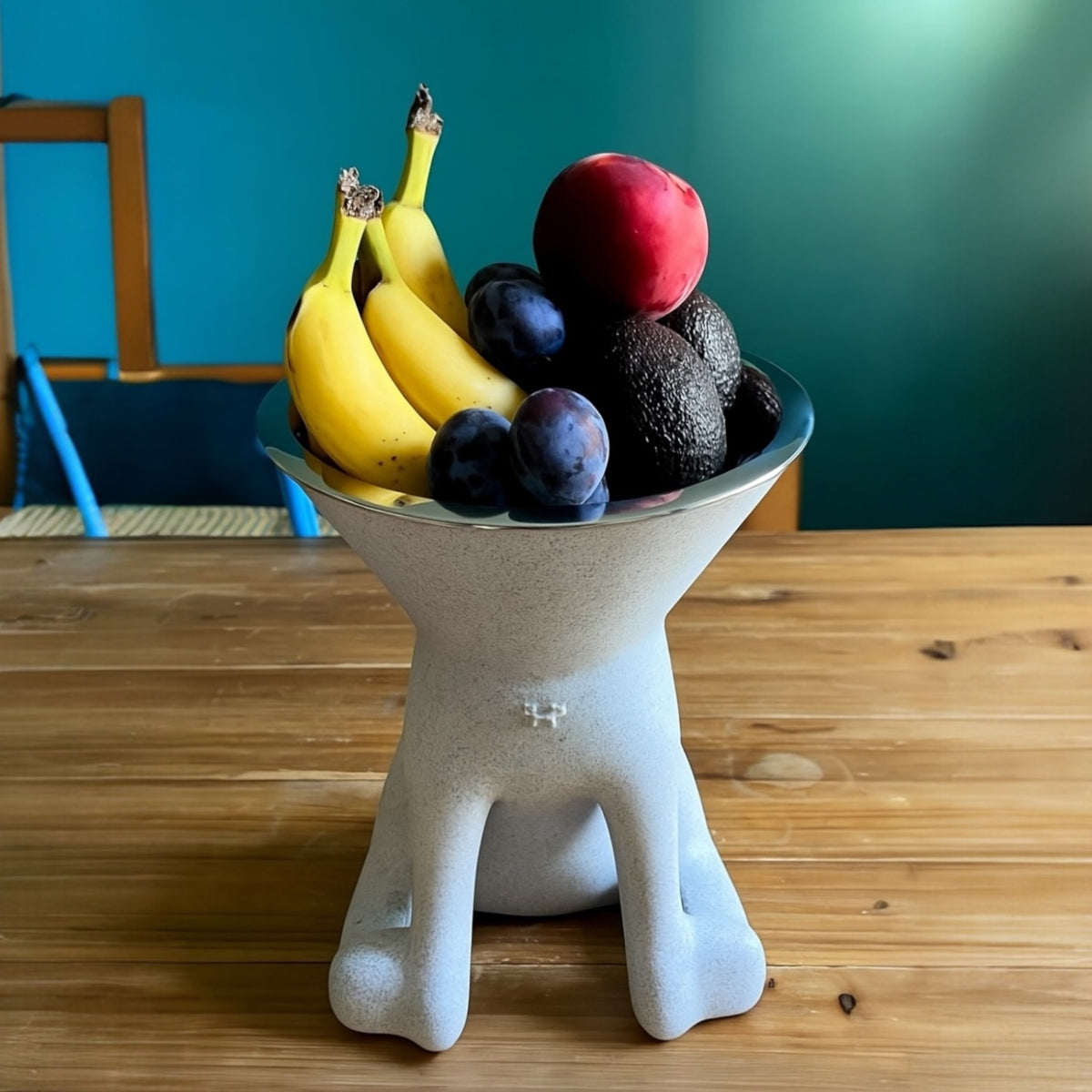 Ciotola per cani utilizzata come portafrutta.