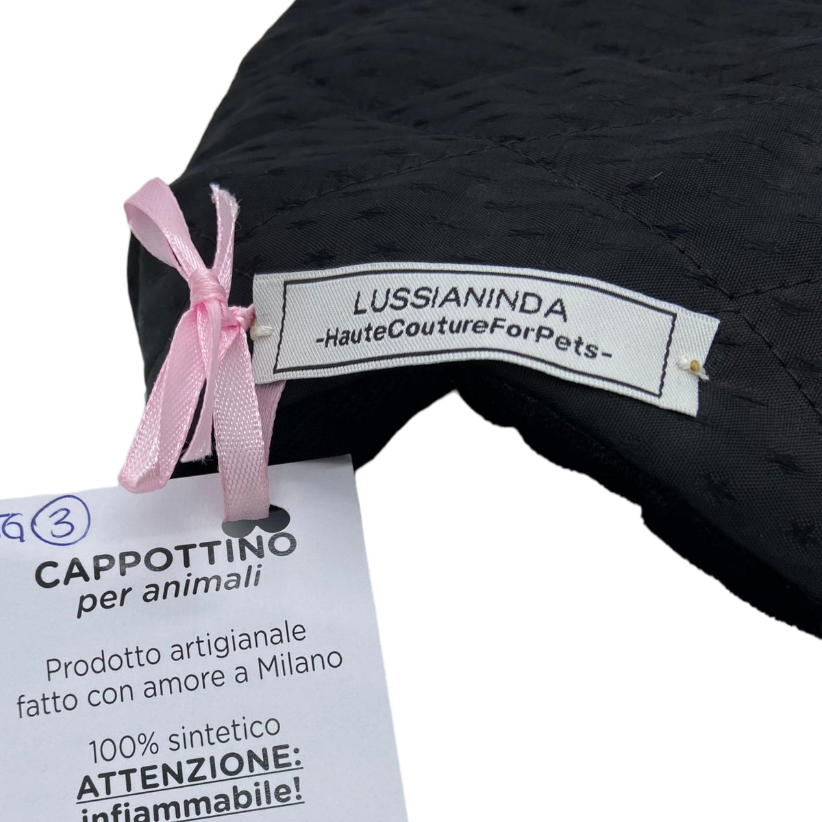 Dettaglio del cappottino fatto a mano con motivo stellato - Stars Lussianinda per cani