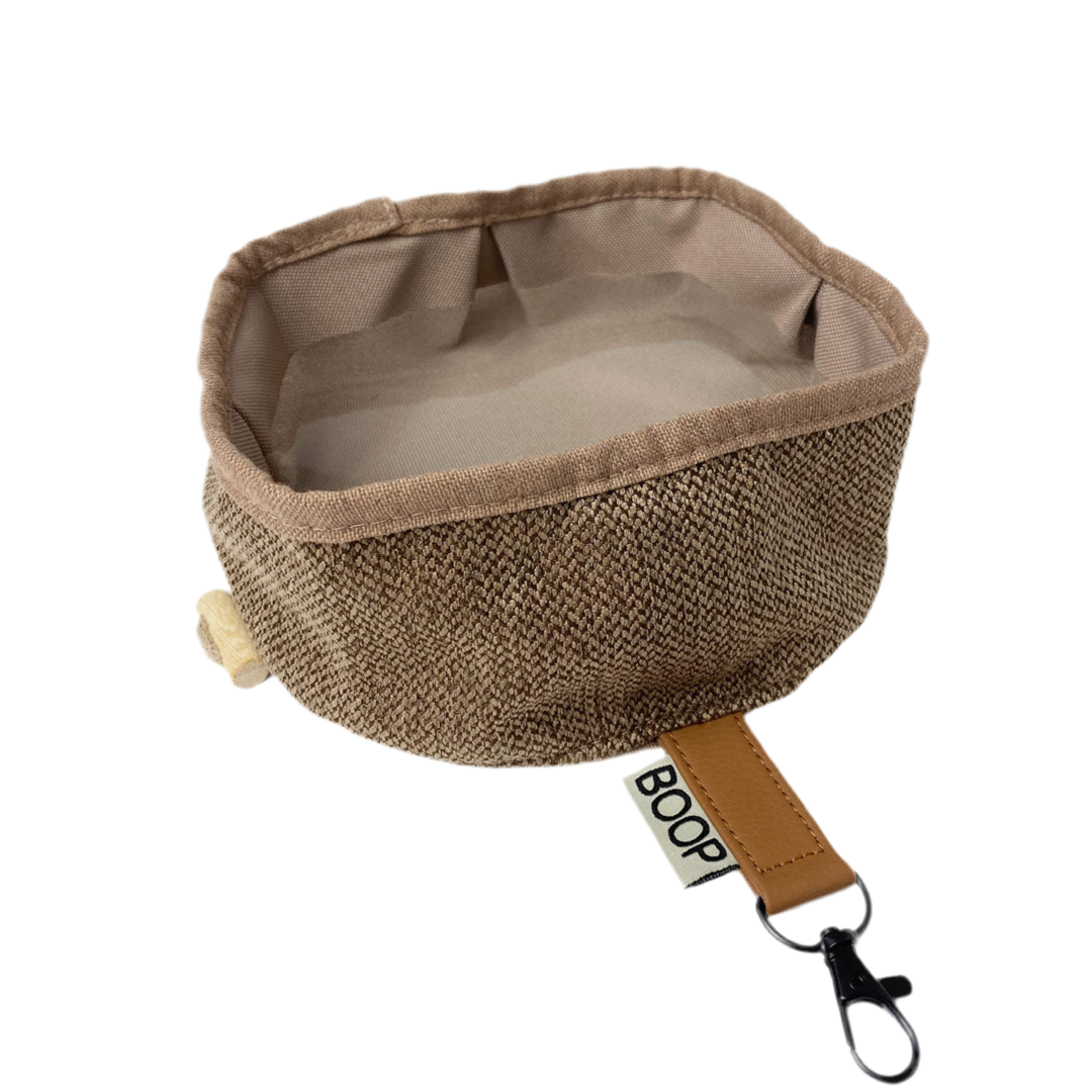 Ciotola pieghevole da viaggio per cani in tessuto riciclato colore oliva – con moschettone, ⌀16 cm | Boop The Snoot