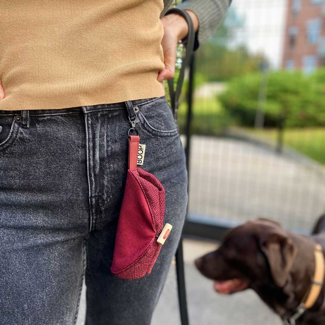 Ciotola pieghevole da viaggio per cani Boop The Snoot – dettaglio gancio cintura | DOG IS GOOD