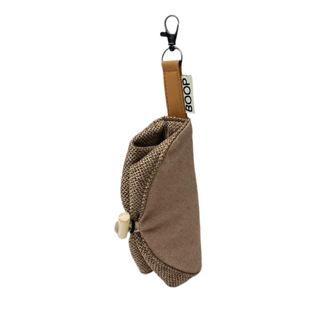 Ciotola pieghevole da viaggio per cani in tessuto riciclato colore Oliva ripiegata – con moschettone, ⌀16 cm | Boop The Snoot