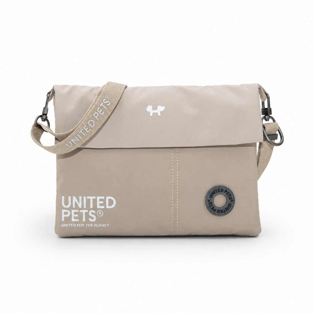 Borsa CityLife beige di United Pets vista frontalmente, con tracolla e tasca portasacchetti