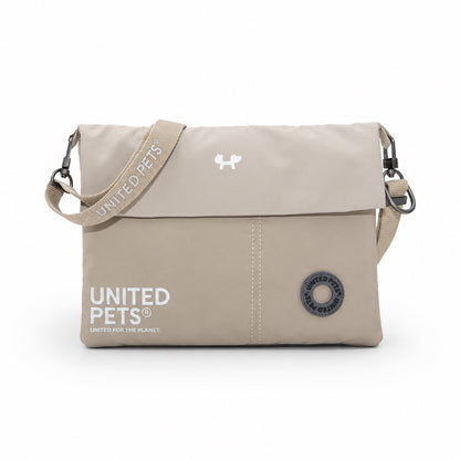 Borsa CityLife beige di United Pets vista frontalmente, con tracolla e tasca portasacchetti