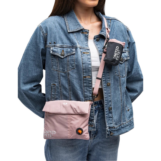 Borsa CityLife rosa di United Pets indossata a tracolla, con tasca portasacchetti visibile