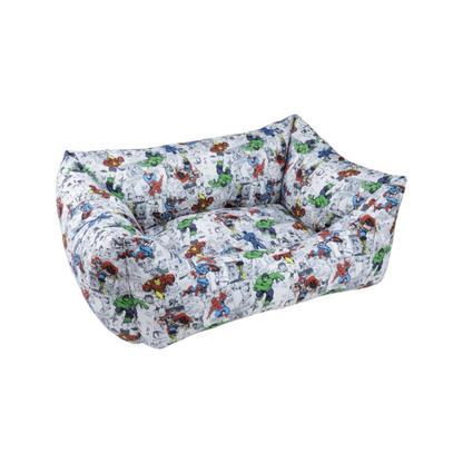 Cuccia imbottita a sponde rialzate, rivestita con stampe multicolori di personaggi e vignette dei fumetti su fondo bianco.
