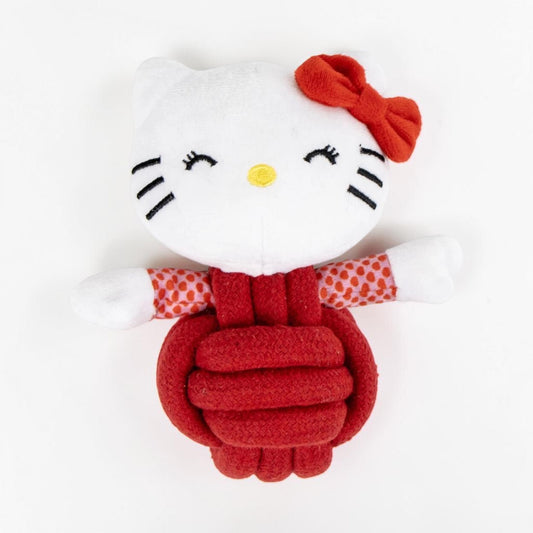 Pupazzo Hello Kitty per cani in peluche, con fiocco rosso e vestito rosso e rosa, fotografato su sfondo bianco.