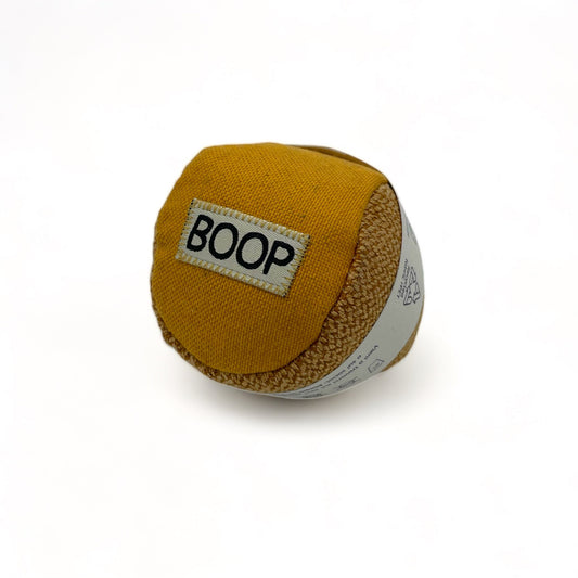 Pallina morbida silenziosa per cani colore senape in tessuto riciclato rPET - Boop The Snoot Made in Italy